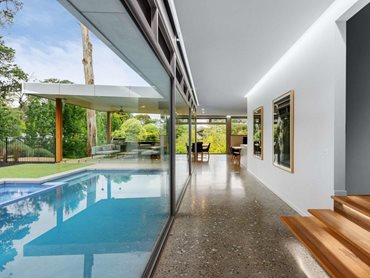 The extremely large Insulglass LowE Plus IGUs enabled generous pool views 