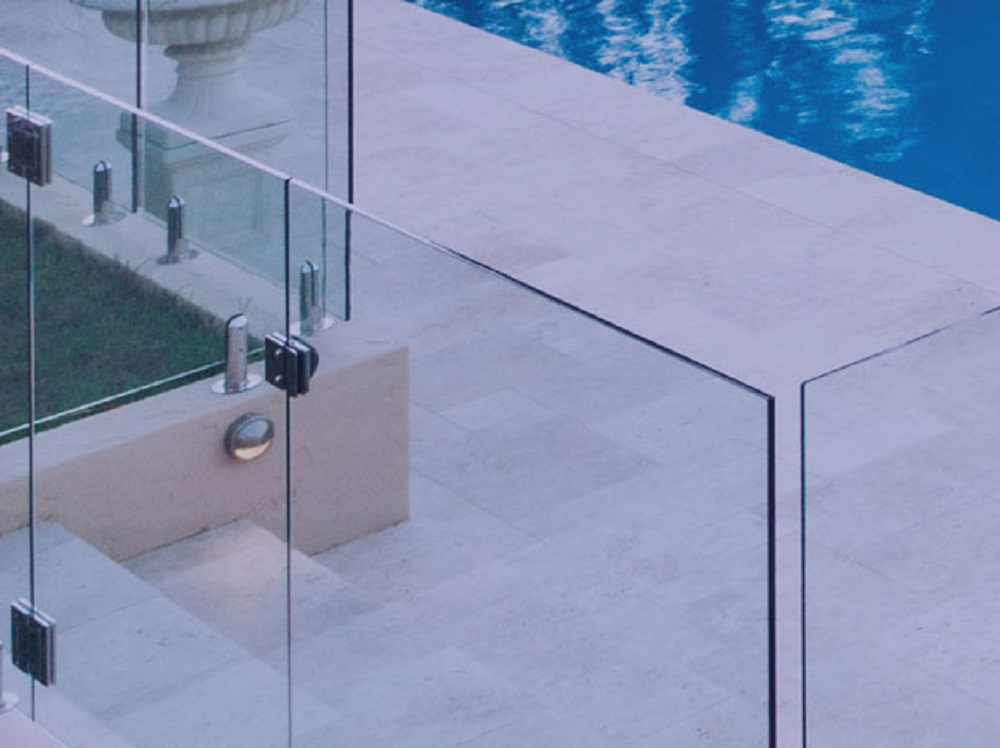 Glass balustrade pool fence